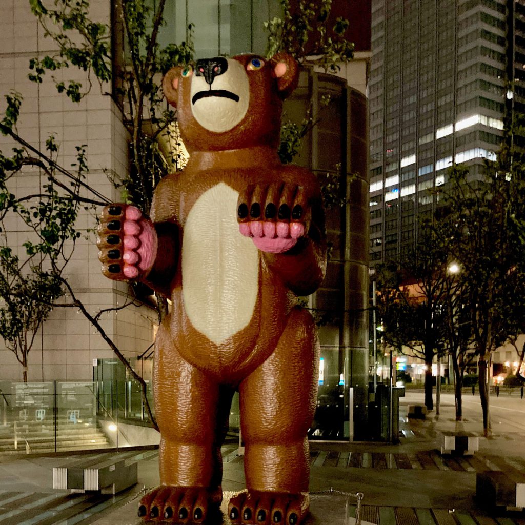 オアゾ東京、入口にいるクマ
