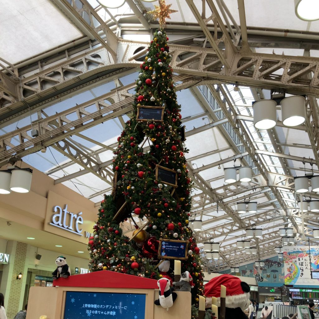 上野駅のパンダ・クリスマスツリー